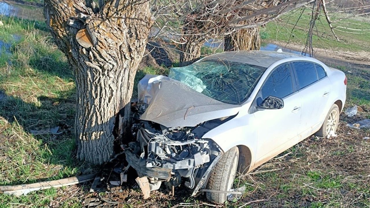 Kahramanmaraş'ta otomobil ağaca çarptı: 3 yaralı