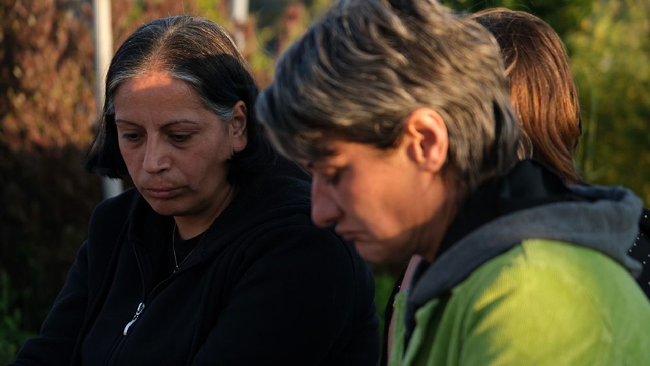 Acılı anne terk etmediği deprem bölgesinde arkadaşlarına destek oluyor