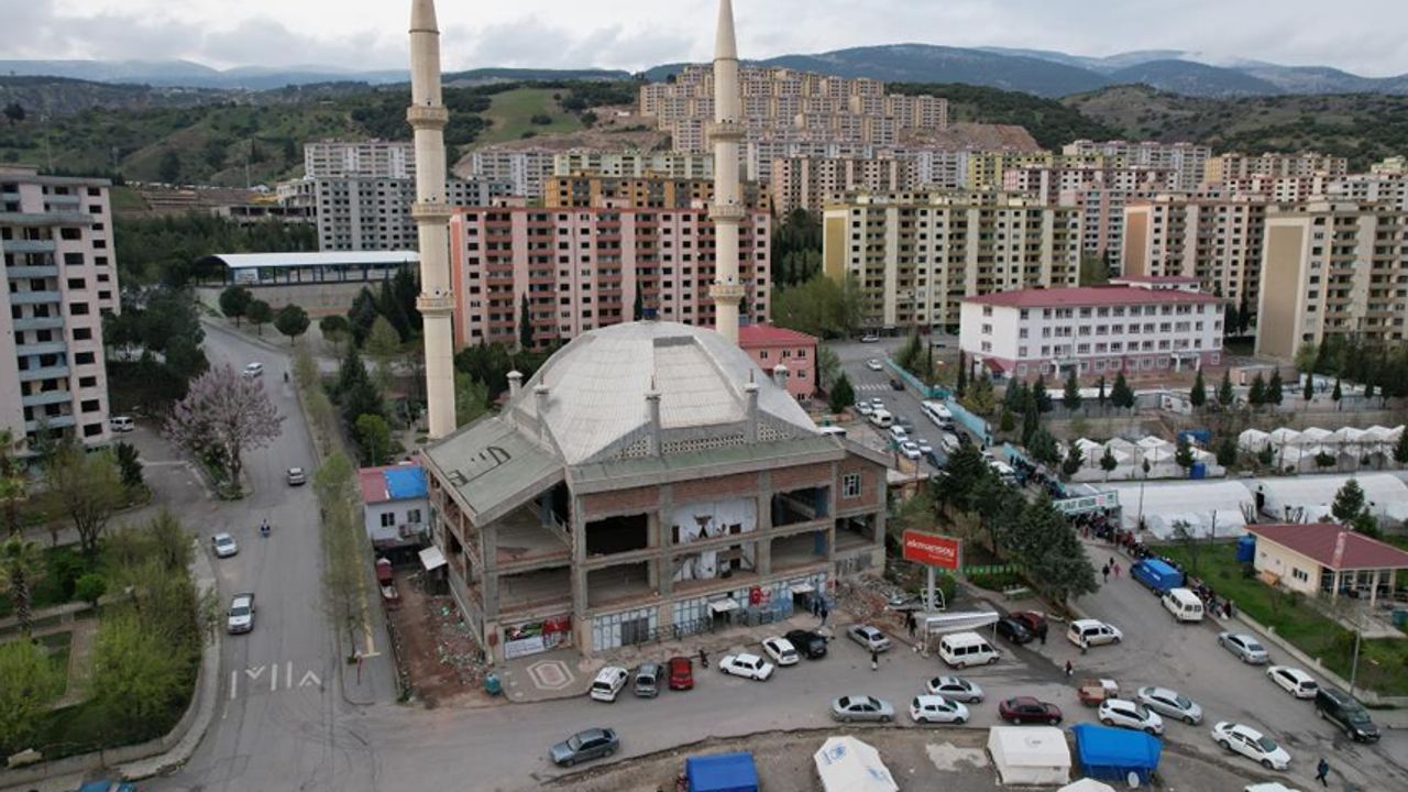 Kahramanmaraş'ta cami hasar aldı, 3 şerefeli 46 metrelik minareler sağlam kaldı