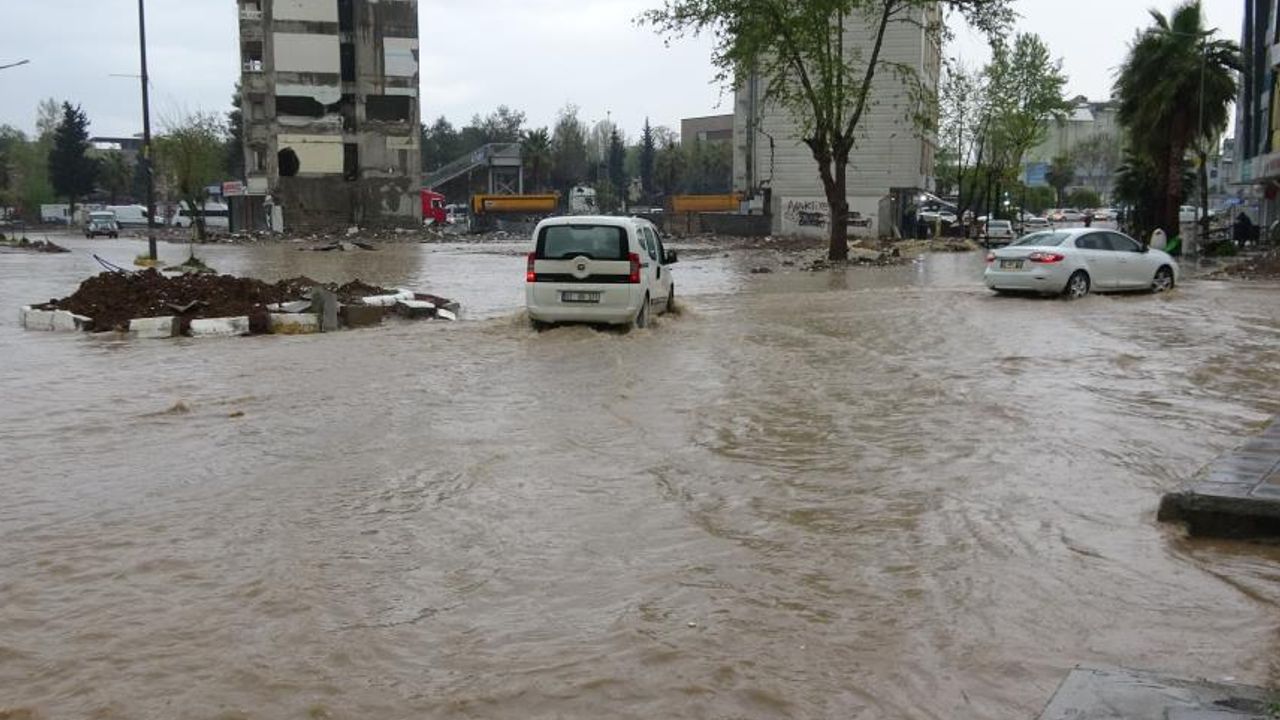 Adıyaman'da sağanak yağış sokakları göle çevirdi