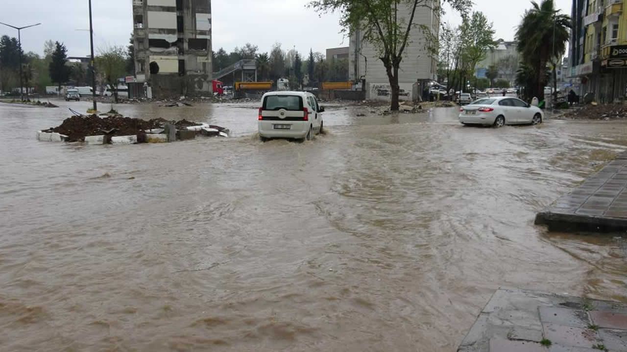Sağanak yağış cadde ve sokakları göle çevirdi