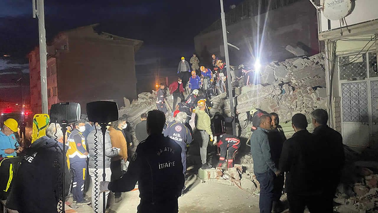 Ağır hasarlı bina çöktü: Enkaz altında kalan 1 kişi hayatını kaybetti