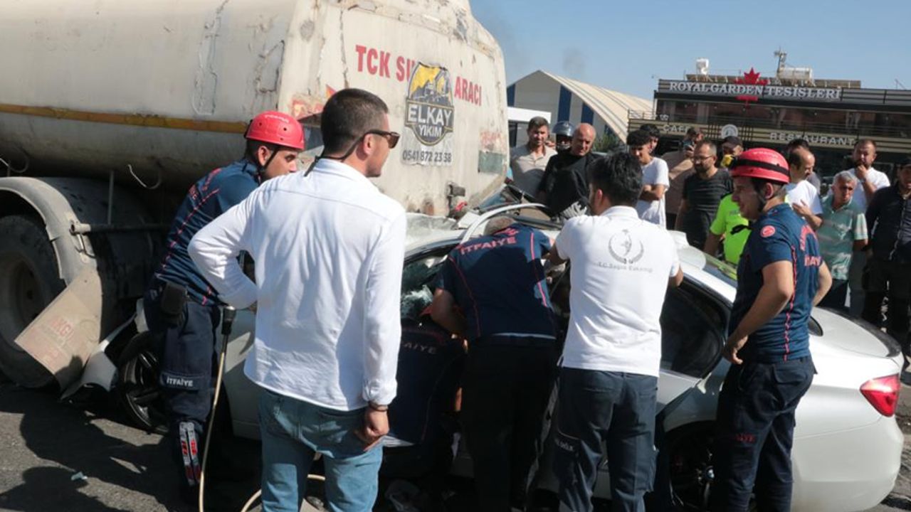 Kahramanmaraş'ta otomobil su tankerine çarptı, sürücü tankerin altında kaldı