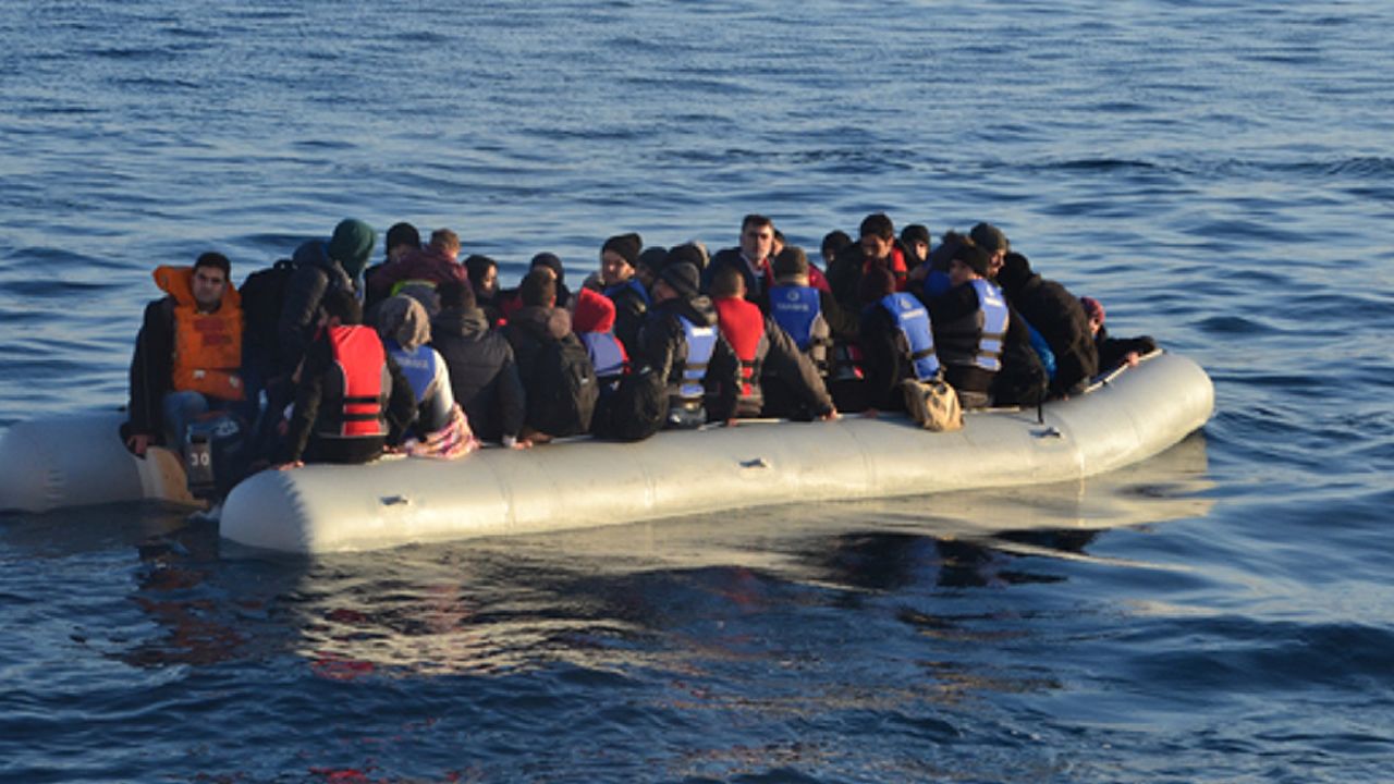 Kanarya Adaları'na giden göçmenleri taşıyan bot battı: 51 ölü