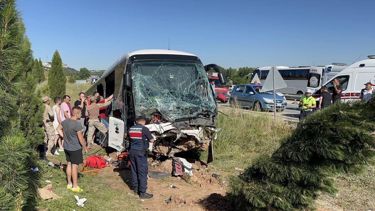 Eskişehir’de otobüs yoldan çıktı: 35 yaralı