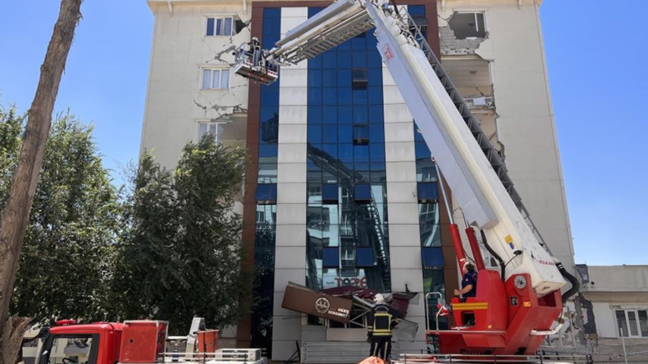 Kahramanmaraş'ta depremde hasar gören Kur’an kursu binasında yangın paniği