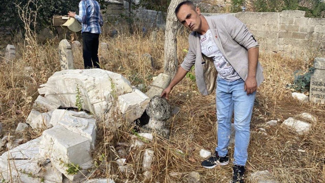 Kahramanmaraş'ta tarihi caminin minaresi tarihi mezarların üzerine yıkıldı