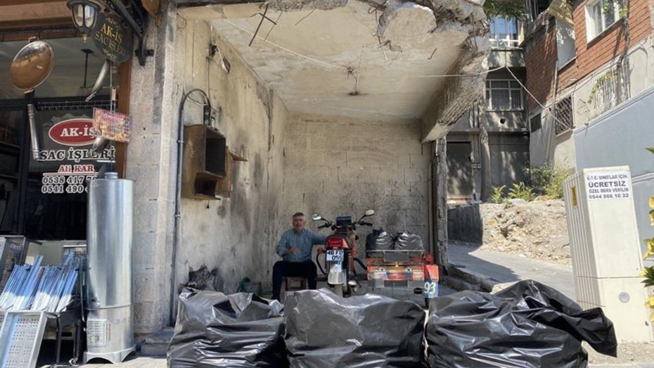 Kahramanmaraş'ta depremde duvarları yıkılan iş yerinde kömür satmaya devam ediyor