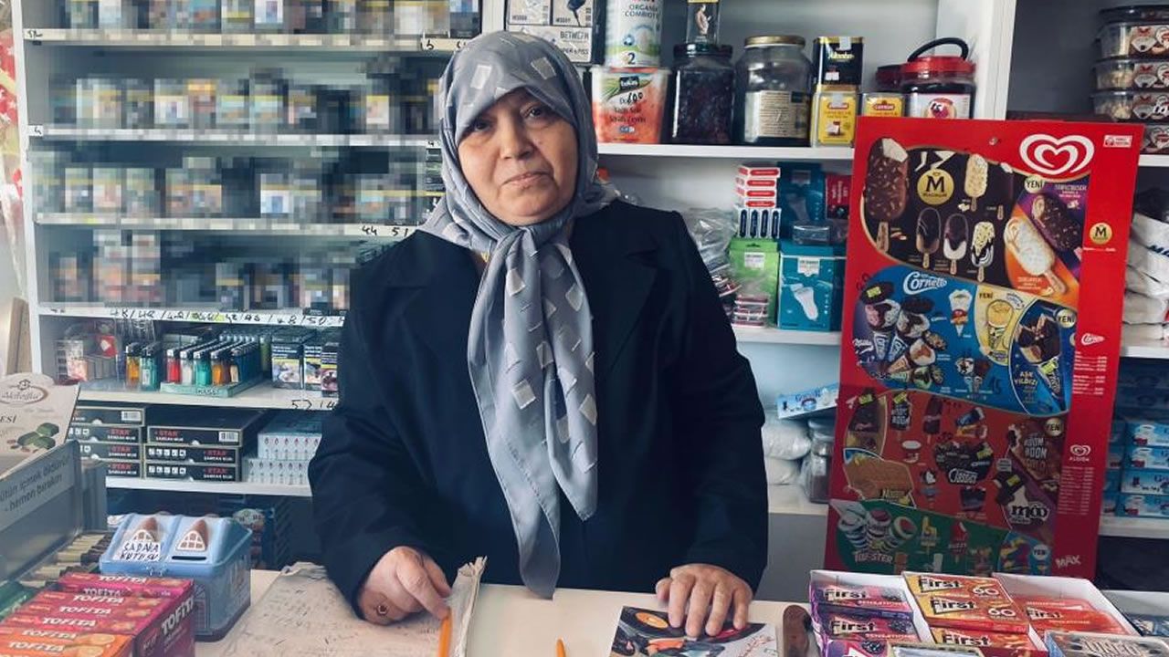 Kahramanmaraş'taki depremzede kadın her şeye rağmen bakkalını işletiyor