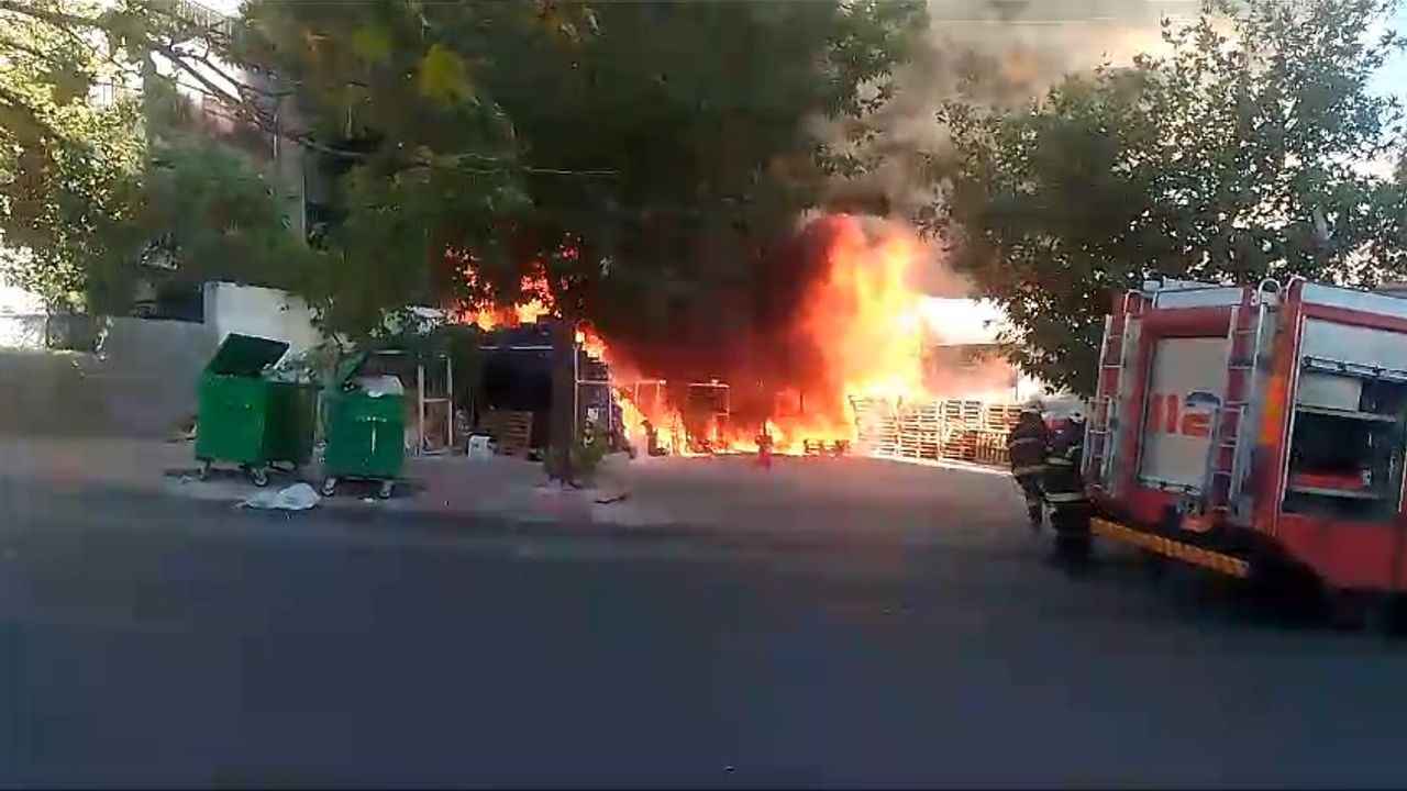 Kahramanmaraş'ta Lider Market deposunda yangın!
