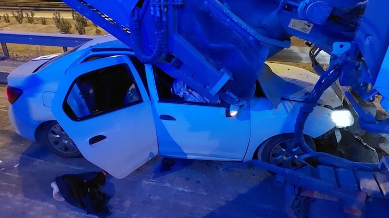 Kahramanmaraş'ta otomobil asfalt makinesine arkadan çarptı: 1 ölü, 4 yaralı