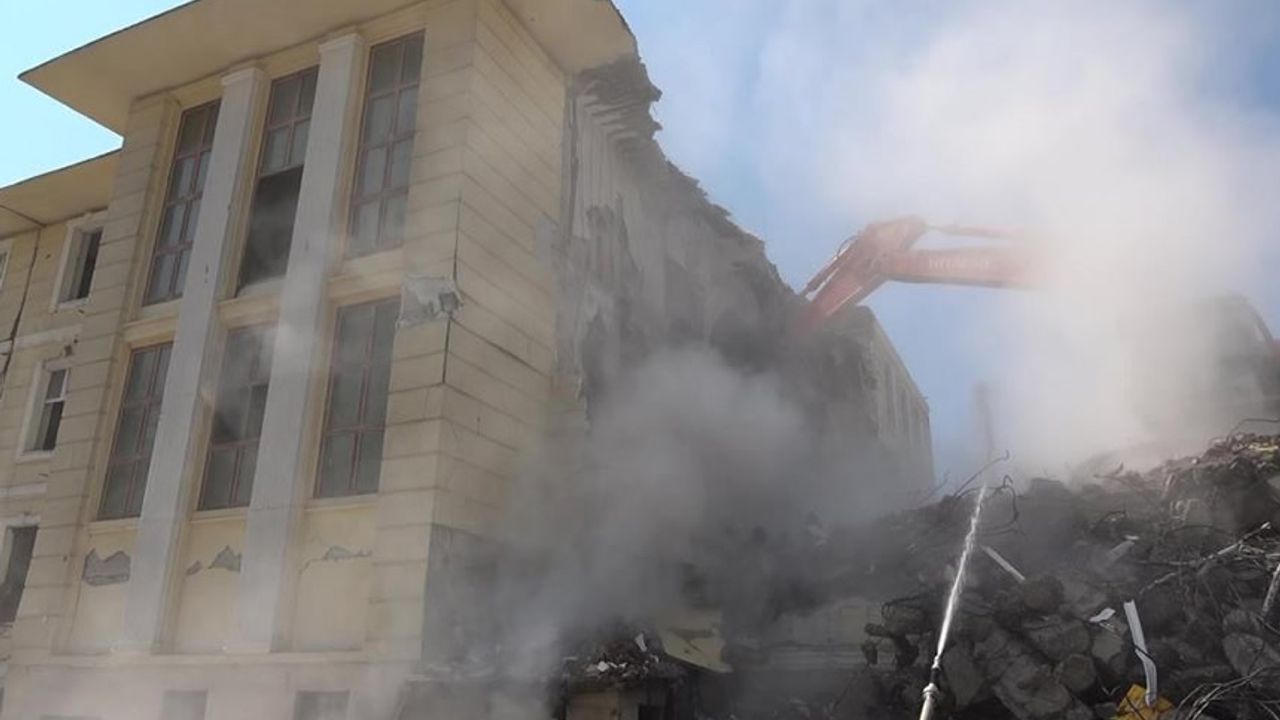 Kahramanmaraş’a 66 yıl hizmet veren valilik binası yıkılıyor