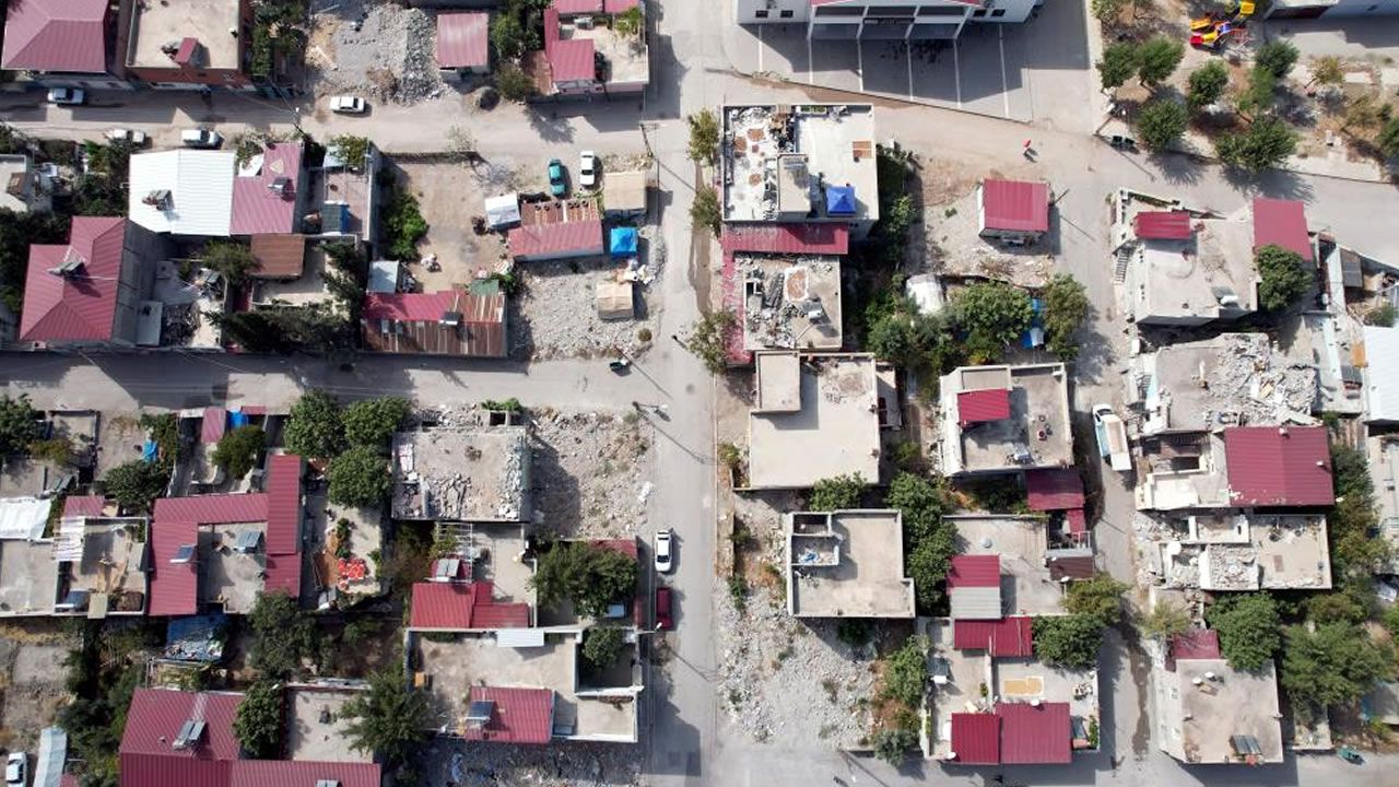 Kahramanmaraş'ta dört bir yani enkaz yığınına dönen mahallede mücadelesini sürdürüyor
