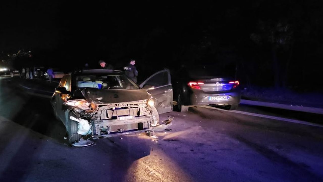Otoyolda zincirleme kaza, 9 araç birbirine girdi: 4 yaralı