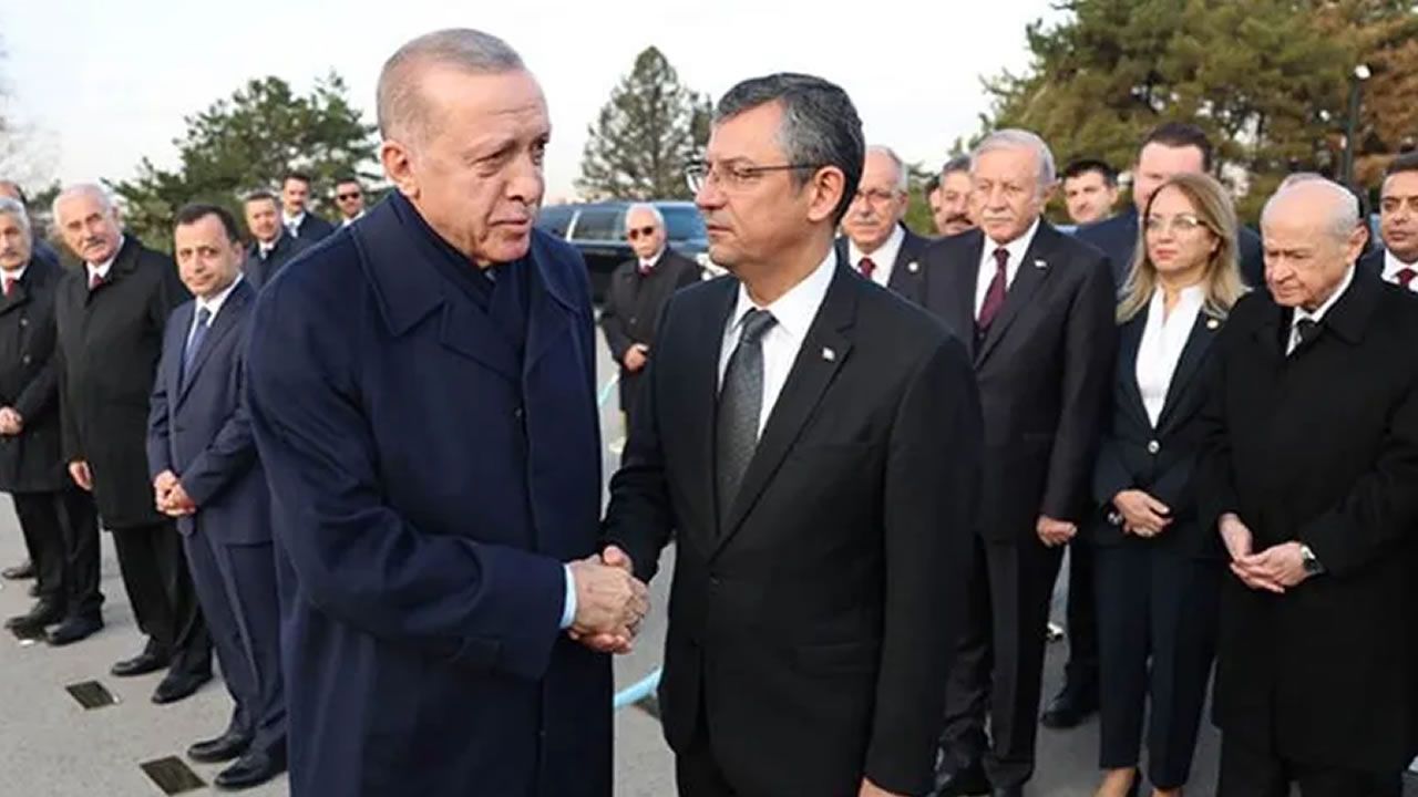 Anıtkabir'de dikkat çeken kare: Erdoğan ile Özgür Özel tokalaştı
