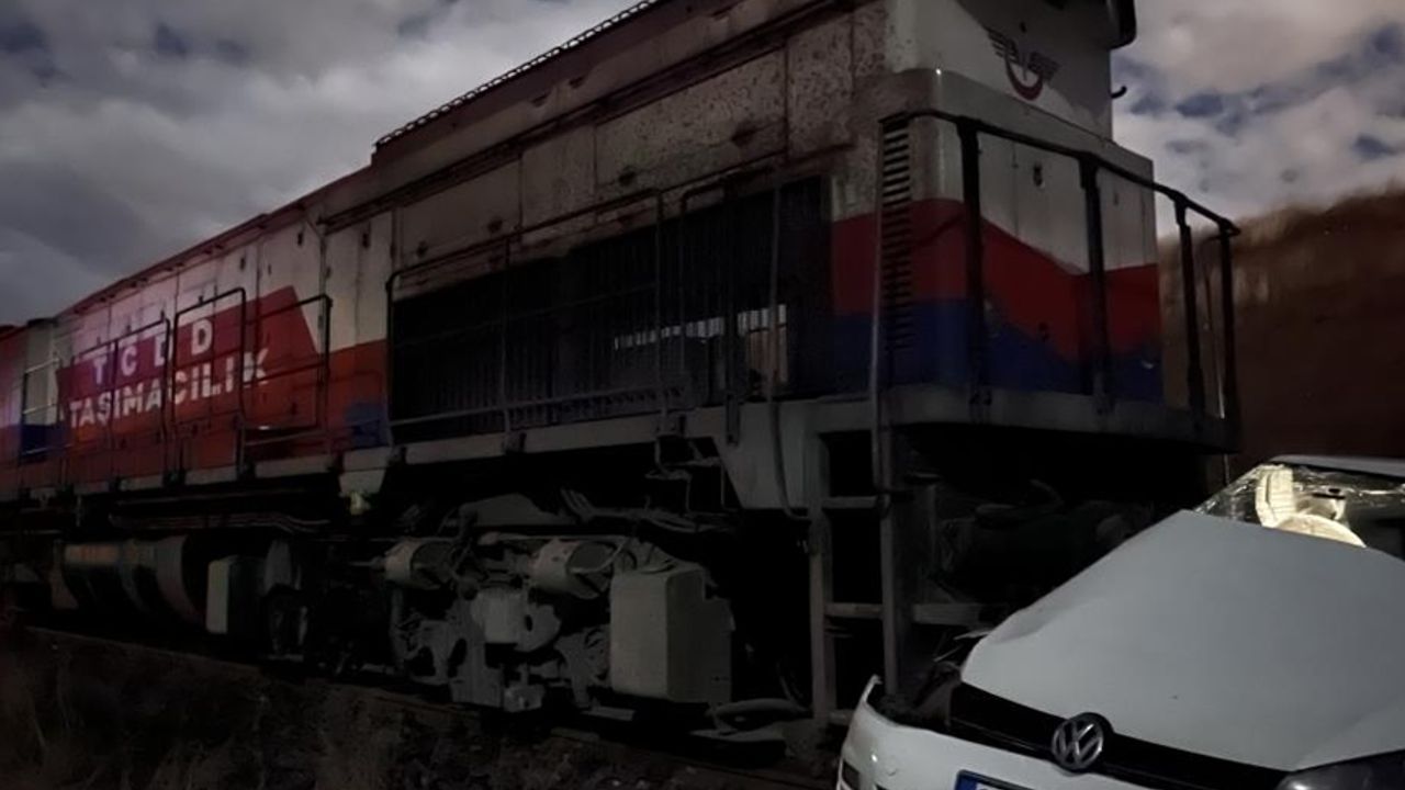 Diyarbakır’da lokomotif otomobile çarptı: 2’si ağır 5 yaralı