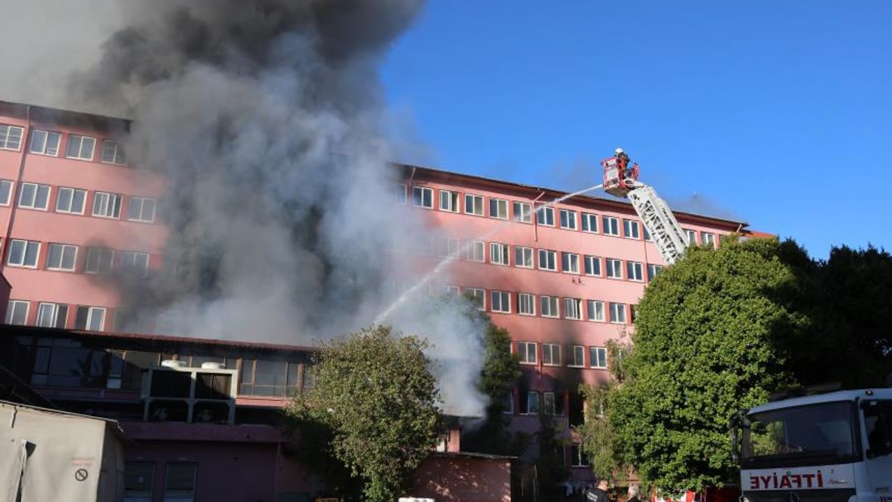 Ekiplerin müdahalesi sürüyor! Adana'da eski devlet hastanesinde yangın