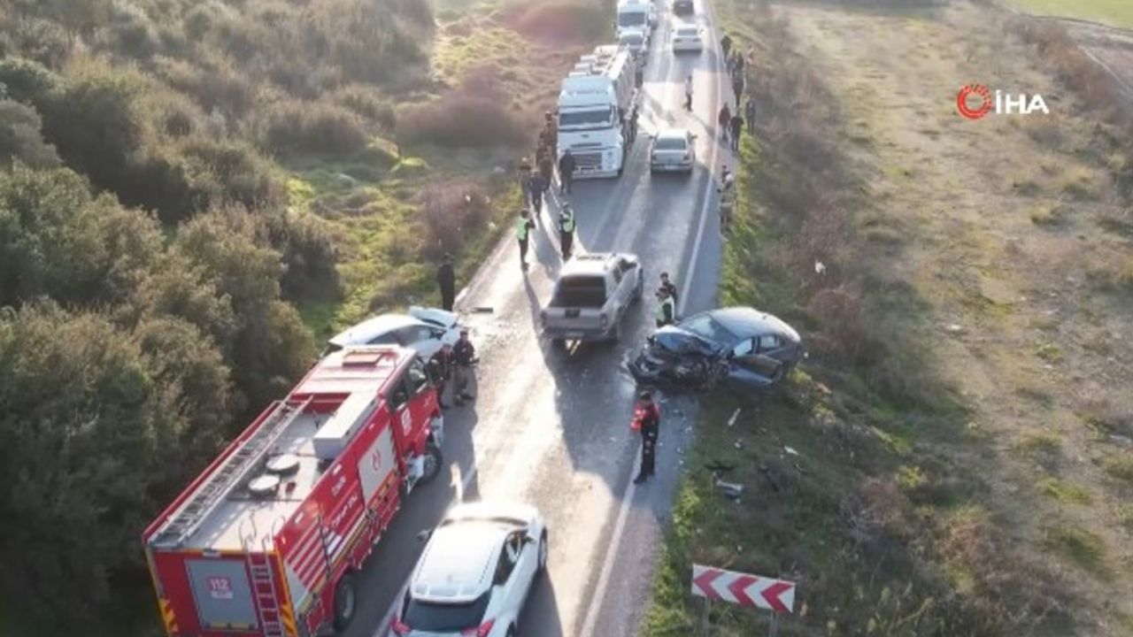 İzmir’de feci kaza! Otomobiller kafa kafaya çarpıştı, ortalık savaş alanına döndü