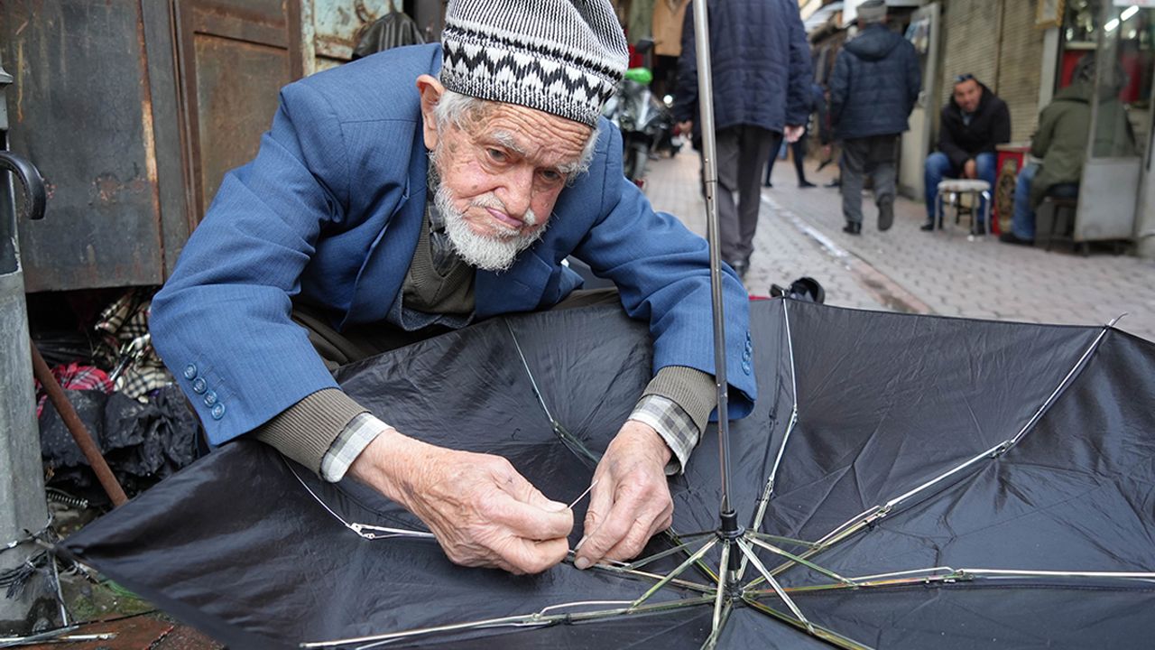 94 yaşındaki şemsiye tamircisinin başında kuyruk oluyorlar! 'Boş gezmekle olmaz'