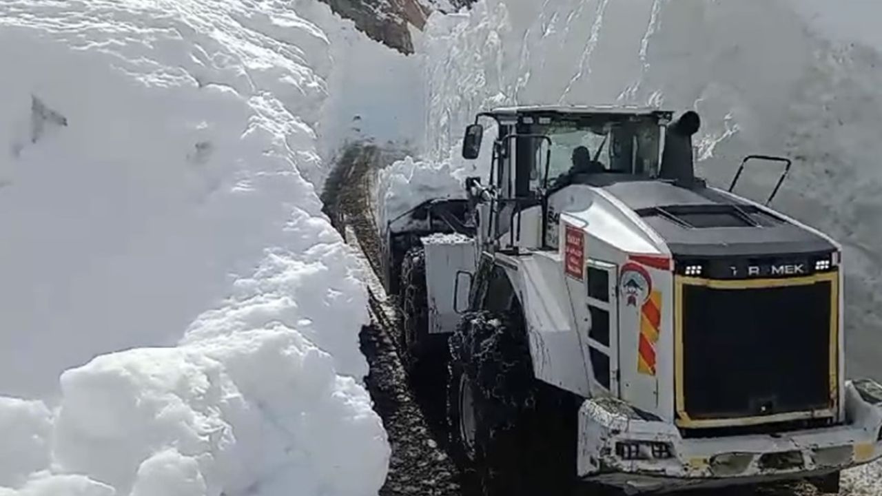 Yüksekova’da kardan 8 metrelik tüneller açıldı