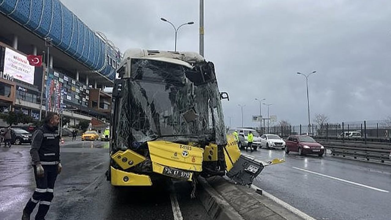 Esenyurt’ta İETT otobüsü yön direğine çarptı: 8 yaralı