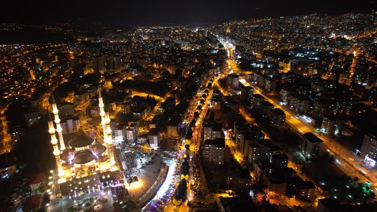 Depremin merkez üssü Kahramanmaraş'ta Miraç Kandili idrak edildi