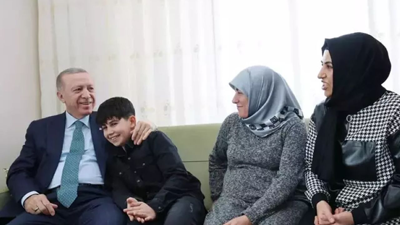 Cumhurbaşkanı Erdoğan, Kahramanmaraş'ta depremzede aileyi ziyaret etti