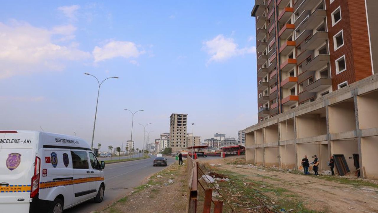 Kahramanmaraş'ta inşaat önünde kimliği belirsiz ceset bulundu
