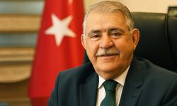 Hanefi Mahçiçek’ten Öğretmenler Günü’nde çiçekli kutlama