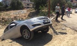 Adana’da otomobil askıda kaldı, sürücüsü 'Sürekli kaza yapıyorum' diyerek güldü