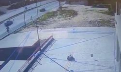 Korkunç kaza! Köpekten kaçarken otomobil çarptı o anlar kameraya yansıdı