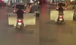 Sancaktepe'de şaşkına çeviren olay: Motosiklette yatak taşıdı