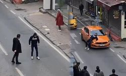 Beyoğlu'da araçların önünü kesti, taksinin kaputunun üzerine yattı