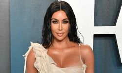 Kim Kardashian markasının Sevgililer Günü için tasarlanan iç çamaşırlarını giydi!