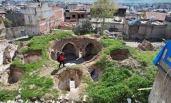 Kahramanmaraş'ta deprem, tarihi hamamın kubbe pencerelerini ortaya çıkardı
