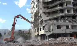 Kahramanmaraş’ta ağır hasarlı binaların yıkımı sürüyor