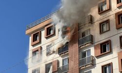 Kahramanmaraş'ta ayakta kalan orta hasarlı binada yangın paniği
