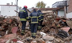 Edirne’de metruk bina çöktü: 2 kişi enkaz altında kaldı