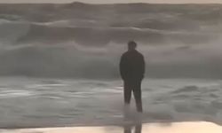 Fırtınaya aldırmadan dalgaların içinde duran kişi yürekleri sızlattı