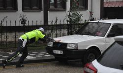 Trafik polisinden gönüllere dokunan hareket, 75 yaşındaki sürücünün yardımına yetişti