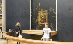 Fransa’da aktivistler Mona Lisa tablosuna çorba fırlattı