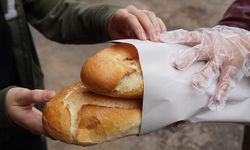 Ramazan'ın ilk gününde vatandaşlar belediyeye ait fırında üretilen ekmeği 1 liradan aldı
