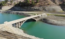 Kahramanmaraş'ta barajdaki suların azalmasıyla mezarlık gün yüzüne çıktı