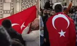 Suriyelilerin Cuma namazı için akın ettiği Emevi Camii'nde Türk bayrağı açıldı