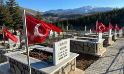 Ekinözü’nde Deprem Mezarlığı Bayraklarla Donatıldı