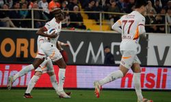 Lider Galatasaray, Alanyaspor'u iki golle geçti