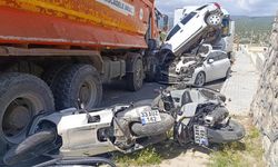 Kamyon Yoldan Çıktı Önüne Gelen Taşıtı Ezdi