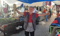 Kahramanmaraşlı Pazarcı Şarkı Söyleyerek Ekmeğini Kazanıyor