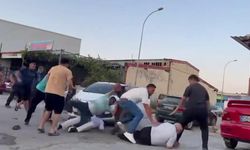 Kimin Kime Vurduğu Belli Değil! Kaza Sonrası Yumruklar, Tekmeler Havada Uçuştu!