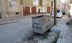 Çöpe atılan bebeği esnaf kurtardı